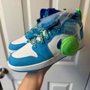 Nike Blue Sneakers Vibrant Design Classic Traction